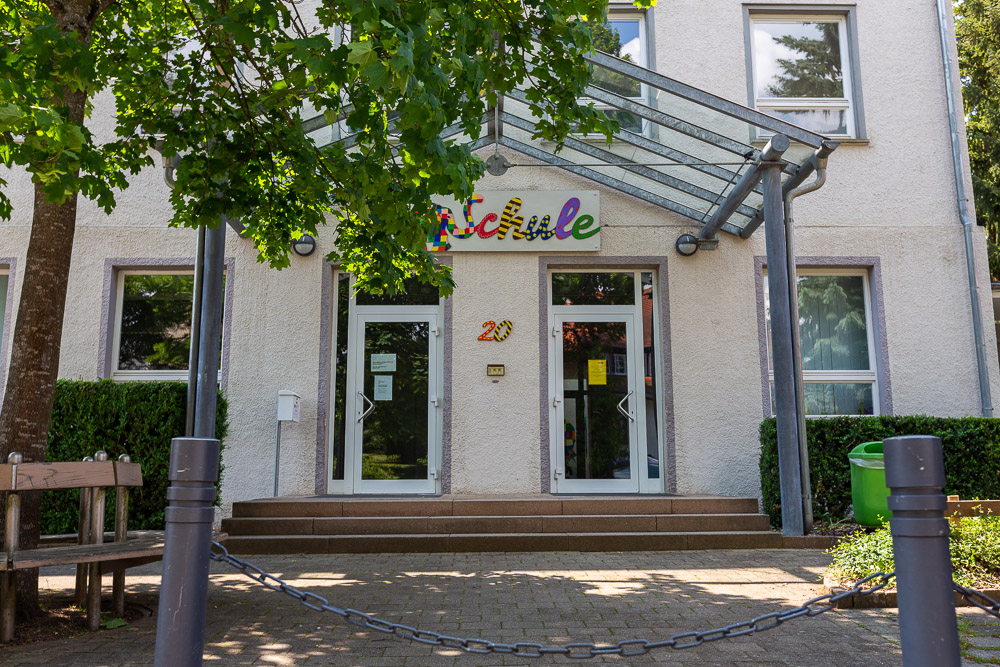 Haupteingang des Schulgebäudes Haupteingang des Schulgebäudes